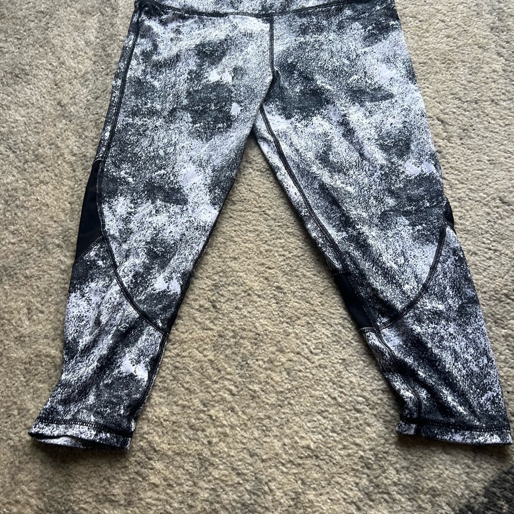 Black White Abstract Print Athletic Capri Leggings Women’s Workout Yoga Pants